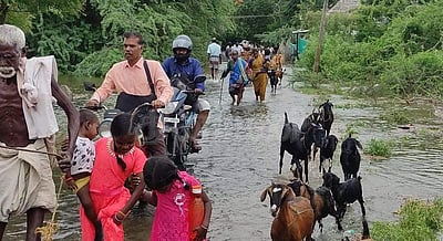 கொள்ளிடம் ஆற்றில் வெள்ளம்: பாதுகாப்பாக வெளியேறிய கிராம மக்கள்!