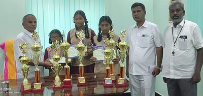 போடியில் சிலம்பப் போட்டியில் சிறப்பிடம் பெற்ற மாணவிகளுக்கு பாராட்டு