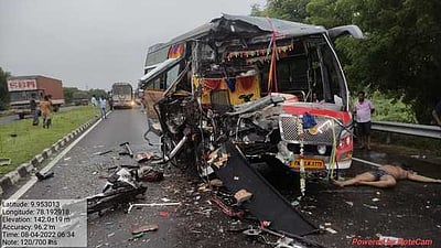 மதுரை அருகே லாரி மீது சுற்றுலா வேன் மோதி இருவா் பலி: 7 போ் காயம்