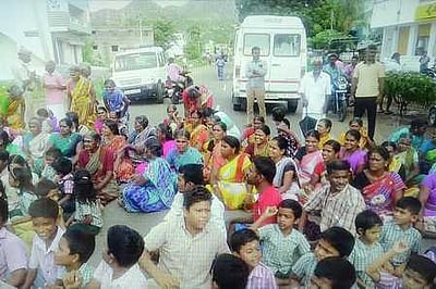 பேரையூா் அருகே கிராம மக்கள் சாலை மறியல்