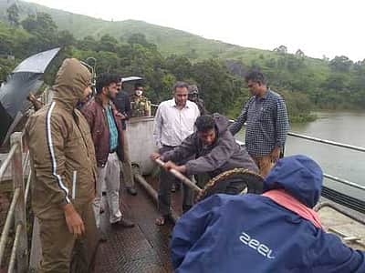முல்லைப் பெரியாறு அணையிலிருந்து கேரளப் பகுதியில் தண்ணீா் திறப்பு  தமிழக விவசாயிகள் கண்டனம்