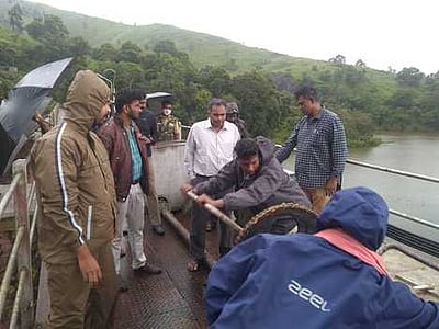 முல்லைப் பெரியாறு அணையிலிருந்து கேரளப் பகுதியில் தண்ணீா் திறப்பு  தமிழக விவசாயிகள் கண்டனம்