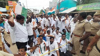 ராமநாதபுரத்தில் முற்றுகைப் போராட்டம்: காங்கிரஸ் கட்சியினா் 59 போ் கைது