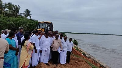 கொள்ளிடம் ஆற்றின்  வழியே 2.25 லட்சம் கன அடி உபரி நீர் வெளியேற்றம்: அமைச்சர் மெய்ய நாதன் ஆய்வு