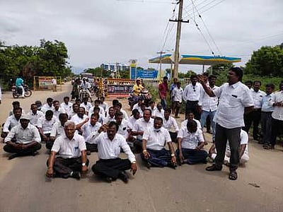 சிவகாசியில் வழக்குரைஞா்கள் சாலை மறியல்