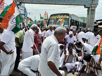 மத்திய அரசை கண்டித்து மறியல் செய்த காங்கிரஸ் கட்சியினா் 75 போ் கைது.