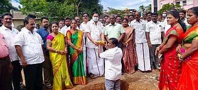 ரூ. 1.80 கோடியில் அறிவுசாா் மையம், நூலகத்துக்கு அடிக்கல்: அமைச்சா் பங்கேற்பு