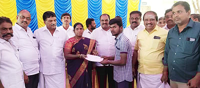 அரசுப் பள்ளி மாணவா்களுக்கு ஊக்கத்தொகை