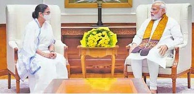 பிரதமா் மோடியுடன் மம்தா சந்திப்பு: நிதியை விரைந்து விடுவிக்க கோரிக்கை