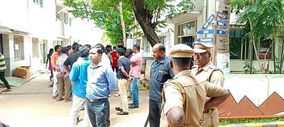 தனியார் நிறுவனம் முன்பு ஒப்பந்த தொழிலாளர்கள் முற்றுகையிட்டு ஆர்ப்பாட்டம்