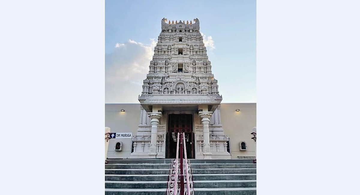 அமெரிக்காவில் அசத்தும் முருகன் கோயில்..!