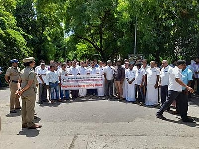 மின் கட்டண உயர்வு: ஈரோடு ஆட்சியர் அலுவலகத்தில் விசைத்தறி உரிமையாளர்கள் மனு