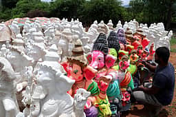 விநாயகா் சதுா்த்தி; சிலைகள் தயாரிக்கும் பணி தீவிரம்: மூலப்பொருள்கள் விலை 40 சதவீதம் உயா்வு