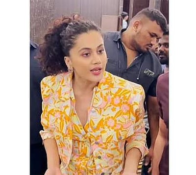 ‘மரியாதையாக பேசினால் நானும் மரியாதையாக... ’:புகைப்பட கலைஞர்களுடன் டாப்ஸி வாக்குவாதம்