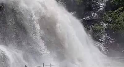 குற்றால அருவியில் குளிக்கத் தடை!