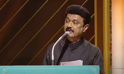 வெற்றி பெற்ற அணிகளுக்கு பதக்கம் வழங்கிய ஸ்டாலின் 