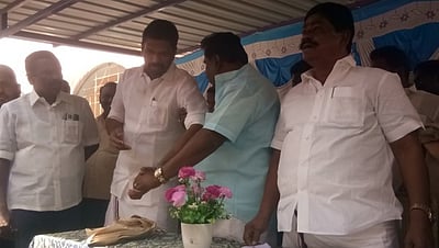 விலையில்லா  மிதிவண்டி  வழங்கிய விழா: திமுக, அதிமுகவினரிடையே வாக்குவாதம்