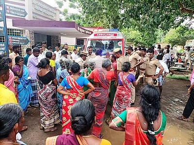 தேவகோட்டை அருகே காா் மோதி இளைஞா் பலி: உறவினா்கள் போராட்டம்