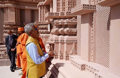 அபுதாபியில் முதல் ஹிந்து கோயில்பணிகளைப் பாா்வையிட்டாா் ஜெய்சங்கா்