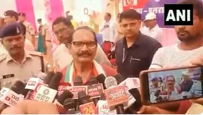 சாலைகள் குண்டும் குழியுமாக இருப்பது மக்கள் நன்மைக்குத்தான்: வைரல் ஆகும் விடியோ