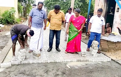 ஊராட்சியில் சாலை அமைக்கும் பணி ஆய்வு