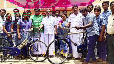 902 மாணவா்களுக்கு விலையில்லா மிதிவண்டிகள்