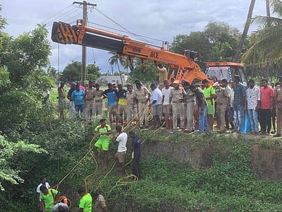 கார் கிணற்றுக்குள் விழுந்து மூவர் பலி: காரை ஓட்டிச் சென்ற கல்லூரி மாணவர் மீது வழக்கு