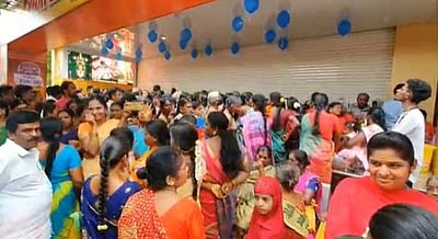 ஒரு ரூபாய்க்குப் புடவை: ஜவுளிக் கடையில் அலைமோதிய பெண்கள் கூட்டம்!