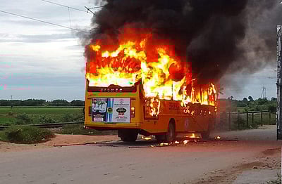 அரக்கோணம் அருகே தீப்பற்றி எரிந்த பள்ளிப் பேருந்து: மாணவிகள் உயிர் தப்பினர்!