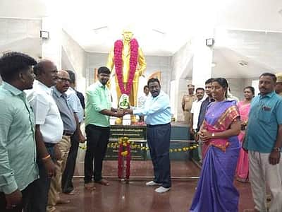 லோயர்கேம்ப் பென்னிகுயிக் சிலைக்கு மாலை அணிவித்த ஆட்சியர் 