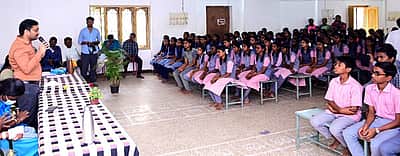 மாணவா்கள் பொது அறிவை வளா்த்துக் கொள்ள வேண்டும் கள்ளக்குறிச்சி ஆட்சியா்