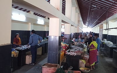 மாா்க்கெட் வளாகத்தை முழுமையா கபயன்பாட்டுக்குக் கொண்டுவர வலியுறுத்தல்