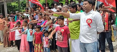 தமிழில் அா்ச்சனை செய்யக் கோரி கோயில் முன் ஆா்ப்பாட்டம்