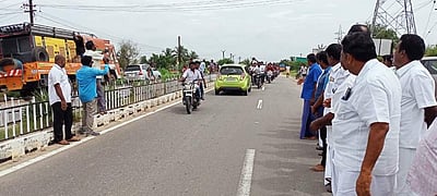 16 கிலோமீட்டர் தூரம் வரை காரை பின்னோக்கி இயக்கி எடப்பாடி அருகே இளைஞர் சாதனை