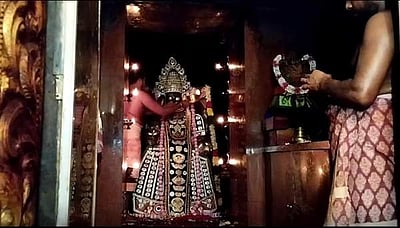 புன்னைநல்லூர் மாரியம்மன் கோயிலில் சிறப்பு பூஜைகள்: பக்தர்கள் பல மணி நேரம் காத்திருந்து சுவாமி தரிசனம்