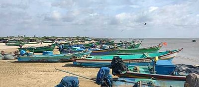 கடல் கொந்தளிப்பு: வேதாரண்யம் மீனவா்கள் கடலுக்கு செல்லவில்லை