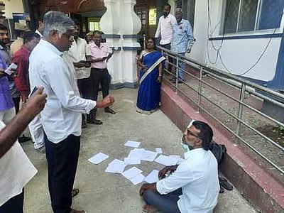 நாகை ஆட்சியரகம் முன் மீனவா் தா்னா