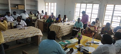 இடவசதியின்றி செயல்படும் அரியலூா் மாவட்ட ஊராட்சி அலுவலகம்