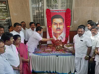 தியாகி இமானுவேல் சேகரனாா் படத்திற்கு மாலை