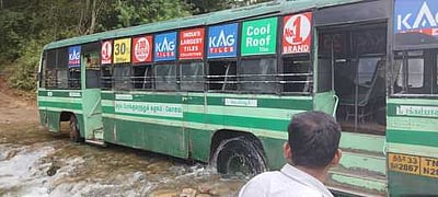 சா்க்கரைப்பள்ளம் காட்டாற்றில் சிக்கிய அரசுப் பேருந்து