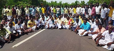 காதல் திருமணம் செய்தவரின் வீடு சூறை: பாமக மறியல்