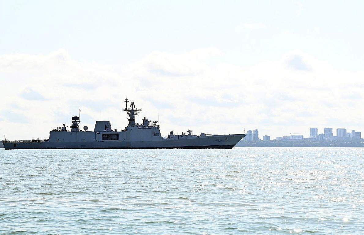 இந்திய கடற்படைக் கப்பலான ஐஎன்எஸ் சாத்புரா உடன் ஒத்திகை நிகழ்வில் பங்கேற்ற வந்த ராயல் ஆஸ்திரேலியா கப்பல்.