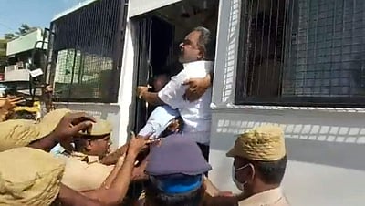 எஸ்.பி. வேலுமணி வீட்டிற்கு வெளியே போராட்டம்: 7 எம்.எல்.ஏ.க்கள் கைது