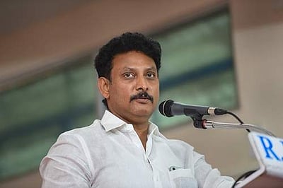 பள்ளி வளாகங்களில் கூட்டம் நடத்த அனுமதியில்லை