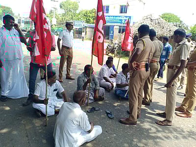 டாஸ்மாக் வேண்டும், வேண்டாம்: மன்னார்குடியில் இருதரப்பினர் மறியல்