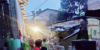 போபாலில் பயங்கரம்: எல்கேஜி சிறுமிக்கு வேனில் பாலியல்... ஓட்டுநர் வீடு இடிப்பு!