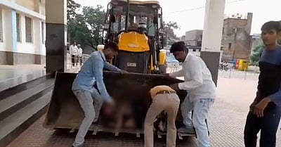 ஆம்புலன்ஸ் தாமதம்: விபத்தில் சிக்கியவரை ஜேசிபியில் தூக்கிச் சென்ற மக்கள்(விடியோ)