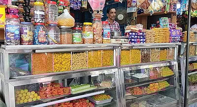 கடையின் பூட்டை உடைத்து ஸ்வீட், காரம் களவாடிச் சென்றவர்கள்!