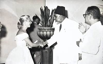 எலிசபெத் ராணியை வரவேற்ற கூத்தாநல்லூர் அப்துல் அஜீஸ்!