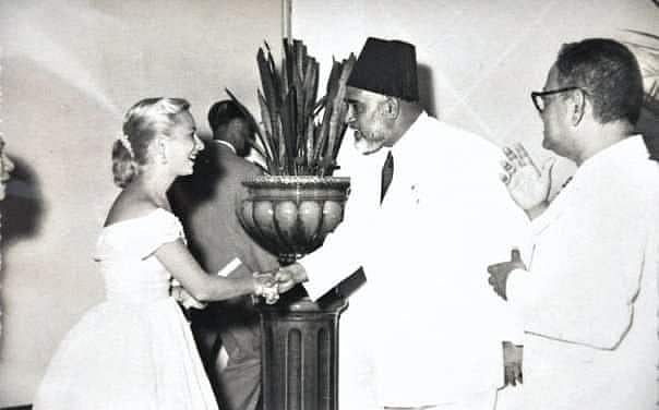 எலிசபெத் ராணியை வரவேற்ற கூத்தாநல்லூர் அப்துல் அஜீஸ்!